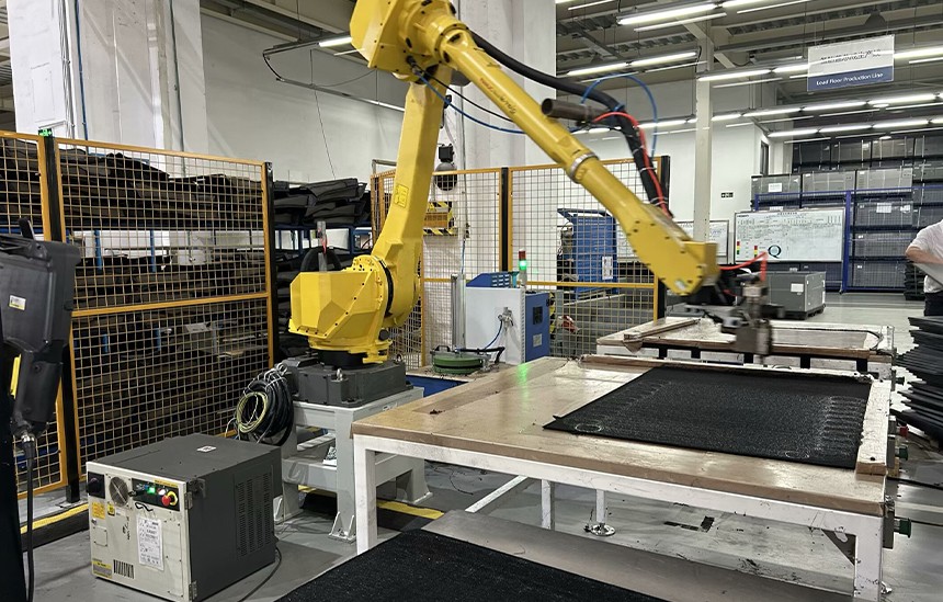 汽车内饰行业-备胎盖板涂胶